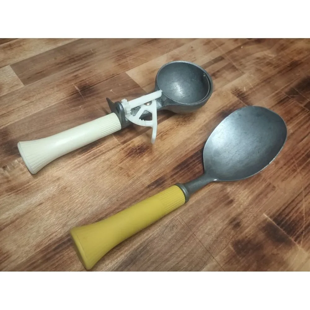 X2 Bonny Prod. Co. NY Ice Cream Scoop Yellow White Vintage Cast Aluminum Plastic - Picture 1 of 7